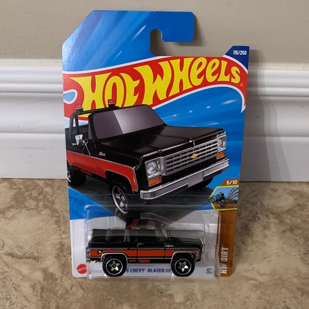Mattel Hot Wheels '75 Chevy Blazer Custom in Black and Red HW Dirt 5/10 115/250